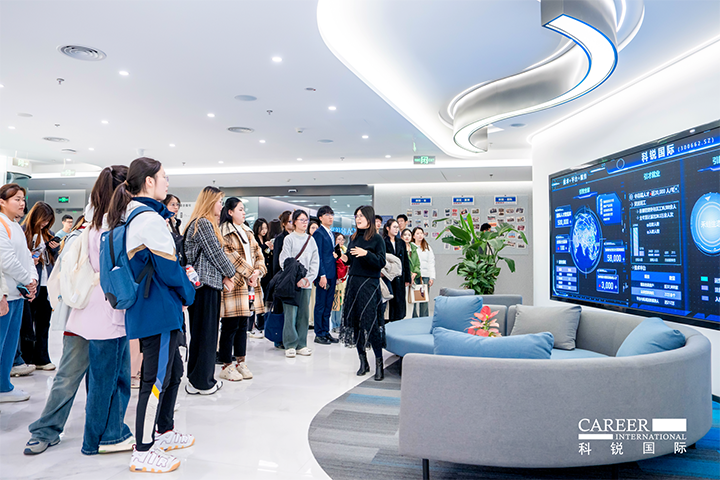 知名人力资源供应商凯发K8国际国际在企业参访活动中为拜访嘉宾与学生介绍公司基本情况
